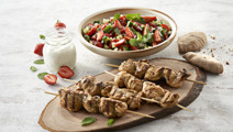 Hjemmelavet kyllingekebab - med jordbærsalat