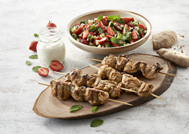 Hjemmelavet kyllingekebab - med jordbærsalat