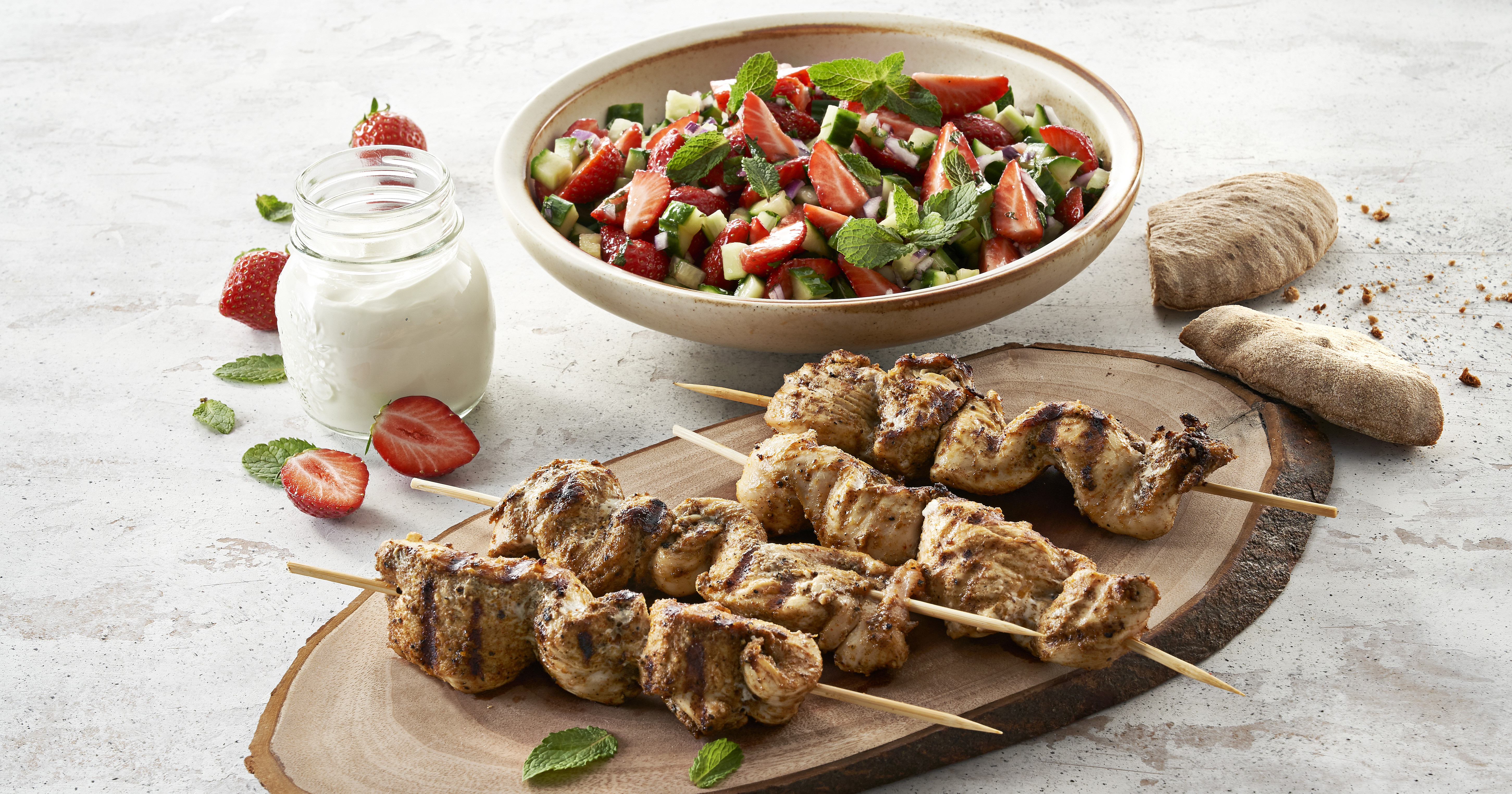 Kebab af kylling - med jordbærsalat