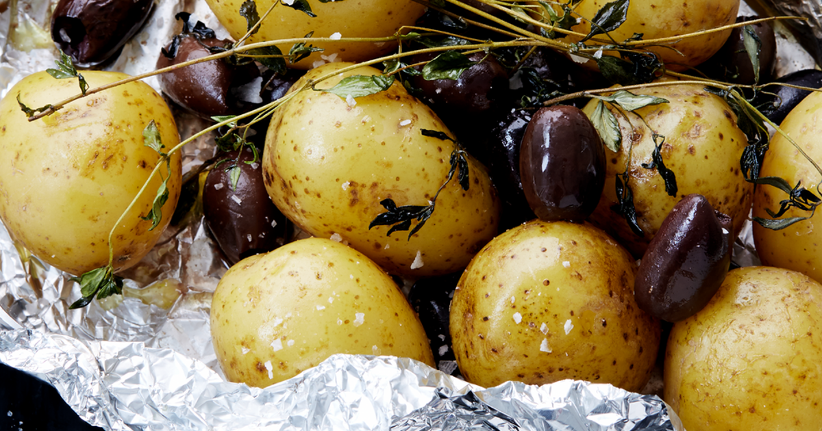 Grillpakker med kartofler og oliven - Nem Opskrift fra Arla |