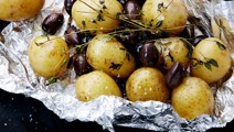 Grillpakker med kartofler og oliven